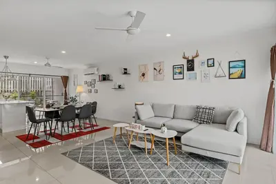 Image de Near Logan Hospital & Train | Relaxing 3br Escape