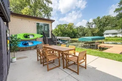 Image de 2 kayaks Game room Firepit Bbq grill Netflix WiFi