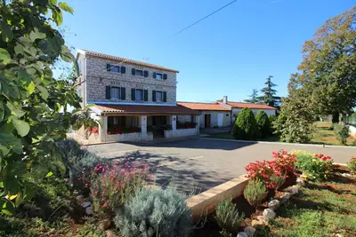 Image de Maison Castello s velikom okućnicom (98289-K1) - Kastelir