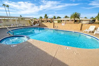 Image de 2-bedroom condo with vaulted ceilings and pool, quiet location in 55+ Community