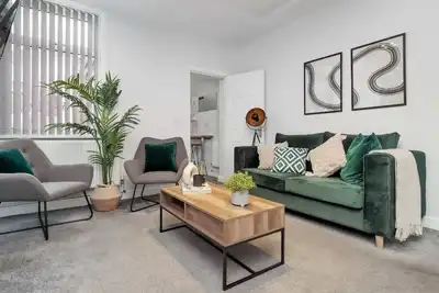 Image de 3br House | Free Street Parking | Open-Plan Living