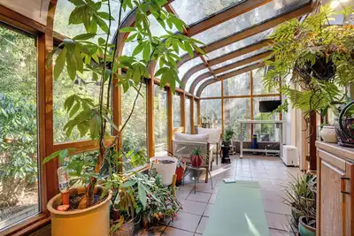 Image de Luxe Redmond Family Home: Sauna, Solarium & Creek