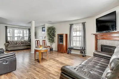 Image de Patio & Yard! Family Home, 6 Mi to Airport