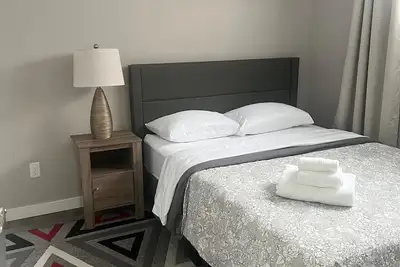 Image de Cozy 1-bedroom apartment separate entrance in serene & quiet Saskatoon area.