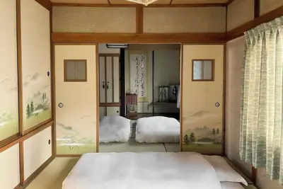 Image de A Japanese-style villa with a Showa aesthetic in Otaru, Hokkaido. The retro townscape and traditional Japanese-style rooms are in harmony, and the Otaru Canal is only a 5-minute walk away. Experience a stay in a port town atmosphere at its best.