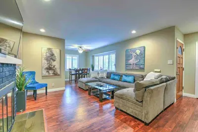 Image de Massive 4br/3ba & backyard by Disneyland+Convention Center!