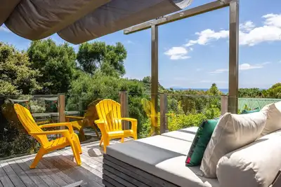 Image de Villa De La Isla - Onetangi - Villa de la Isla is a stylish Waiheke retreat near Onetangi Beach and shops. Featuring 3 queen bedrooms, 2 bathrooms, games room, private Buddha Bar, hot tub with ocean views, and fun gardens, its perfect for relaxing or