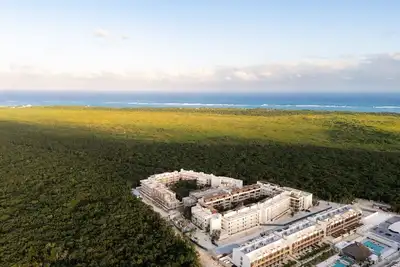 Image de 5 min to Beach 2br w Pool | Gym | Yoga | Coworking