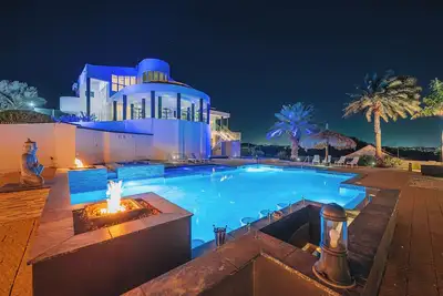 Image de Spectacular Kamay Hills mansion with panoramic island views. Just 3 minutes from Aruba’s best beaches. Features the largest residential pool on the island and space for up to 24 guests. Ideal for luxury group getaways.