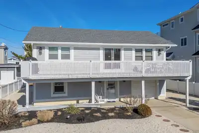 Image de Charming 4 bedroom home, just a block from both the beach and the bay