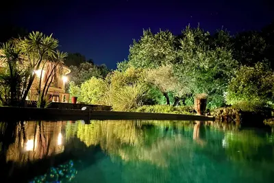 Image de Maison de caractère en pierre avec piscine & spa, espace et authenticité
