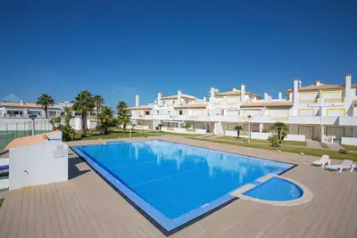 Image de Spacious 3 bed apartment, in secure complex, with pool, tennis court, a/c, wifi