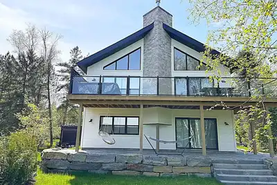 Image de Beautifully Designed Lakefront Chalet with Spa