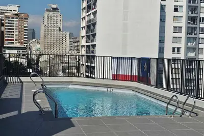 Image de Dept. Downtown Santiago, steps from the Palacio de la Moneda and Plaza de Armas.