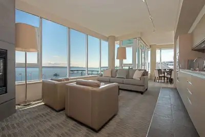 Image de Ocean front retreat in the heart of the quaint town of Sidney Bc. Pet-friendly!