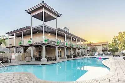 Image de Anaheim | Disneyland Resort Area | Theme Park Adventure | King Bed | Pool | 1br