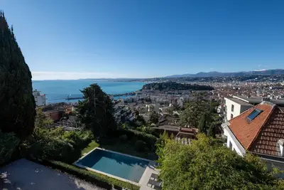 Mas provençale avec piscine et vue mer