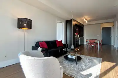 Image de Cozy 2-Bedroom Condo in Fantastic Toronto with Free Parking