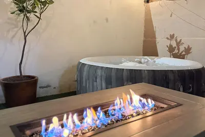 Outdoor Jacuzzi with FirePit and perfect location