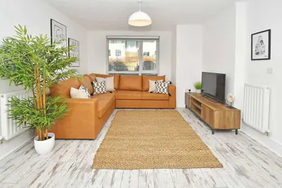 Image de 3bdr Ivory House with Canal Views in Hanley