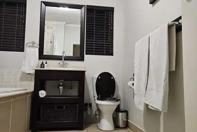 Image de Welcoming 1-bedroom cottage in beautiful Sandton for a relaxing stay.