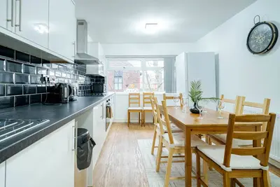 Image de Lrg 3 Bed Apartment in Manchester M14