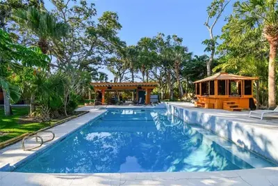 Image de Tropical Backyard Oasis near Indian Rocks Beach with tons of extras.