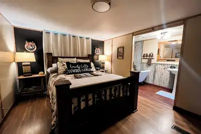 Image de Creekside Cottage - a beautiful cottage covered in cedar