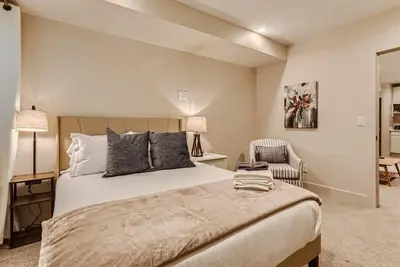 Image de Serenity at Sloan's - 1-Br with a Modern Twist