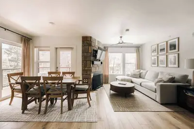 Image de Refined Riverfront Living - King Suite & Views