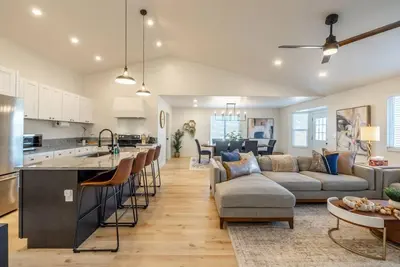 Image de Meeting Place | Hot Tub, Theater Room, Mini Golf, Foosball