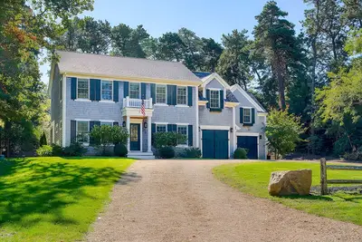 Image de New Listing! Custom-built, 3-bedroom escape in Edgartown