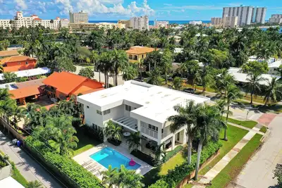 Image de Modern villa w/ lake view, heated pool & grill