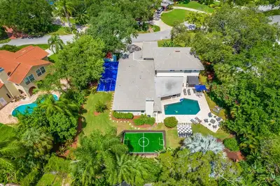 Image de Pool * Soccer * Basketball * Game Room * Sleeps 20