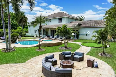Image de Family estate w/private pool & basketball court