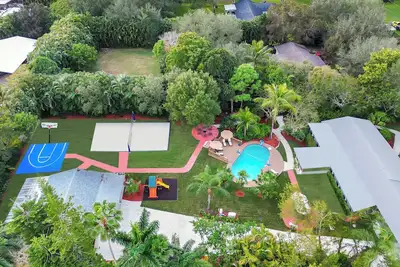 Image de Modern house w/pool & volleyball court