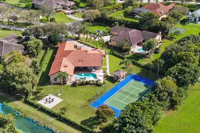 Image de Spacious home w/pool & tennis court