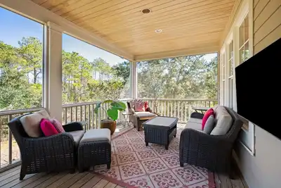 Image de 5br/6ba Coastal Retreat with Elevator, Screened Porches & Easy Beach Access