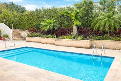 Image de Private Bermuda Retreat Pool, sun, and Island comfort