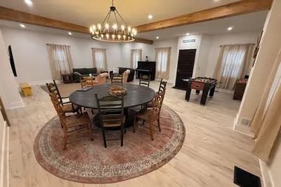 Image de The Grange — Updated Village Home Near Okemo