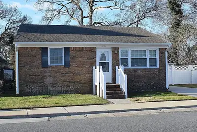 Image de Sidewalk's End- Quiet Street, Close to Everything