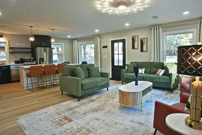 Image de Luxe on Lapine: In-town. Minutes to lake, dining, downtown & seasonal Candlyland