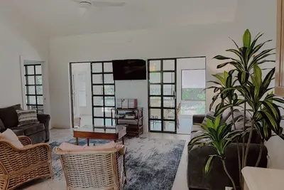 Image de Welcome to Emerald Bay, a serene 3 Br/3 Ba retreat in West Bay. Each room has a private ensuite. Steps from Cemetery Beach, enjoy open living, a full kitchen, and airy patios. Perfect for families seeking space and calm near Cayman’s favorite beach.