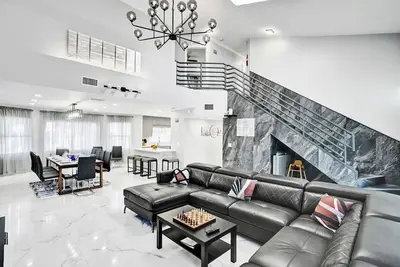 Image de Ultra-Luxury 5br Villa Heated Pool Game Room near Beach