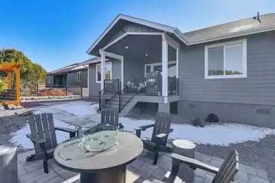 Image de Brand-New Show Low Home w/ Grill, Deck & Ping-Pong
