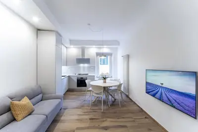 Image de Stay in an elegant apartment on the first floor of a quiet building on Via Palestrina, a residential area in Florence. With only 18 steps to access, this apartment is perfect for families or small groups, offering modern comfort combined with refined dec