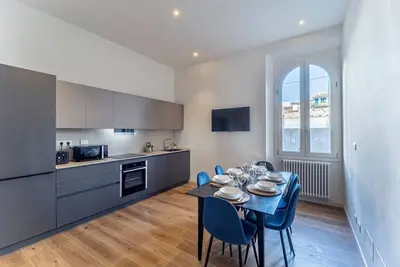 Image de Appartement spacieux au rez-de-chaussée récemment rénové dans un style moderne et minimaliste, situé à deux pas de la Piazza San Marco et de la Piazza della Libertà. Caractéristiques de l’appartement :Appartement spacieux, récemment rénové,