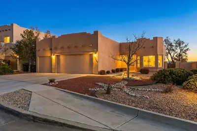 Image de Indulge in this beautiful New Mexico home located in Southwest Albuquerque
