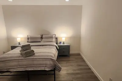 Image de Fully Furnished Renovated 1br Balcony Gated Parking Northridge