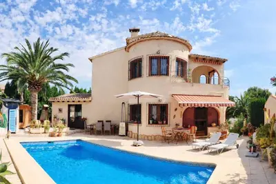 Image de Maison de vacances près de la plage avec piscine privée et cuisine extérieure